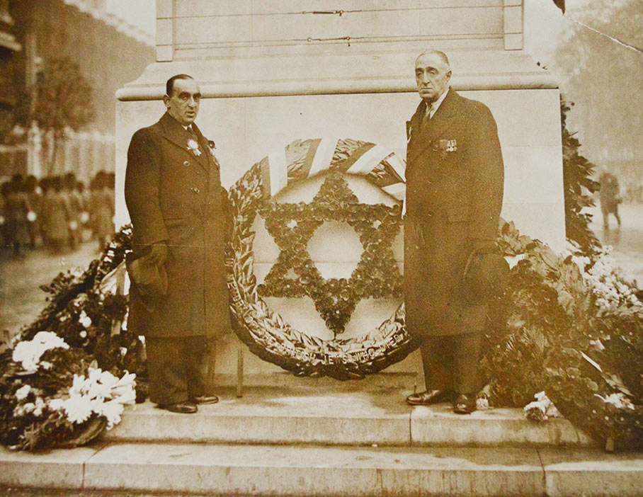 Jack White VC And Leonard Keysor VC Laying A Wreath On The Cenotaph, National Armistice Day, 1935.