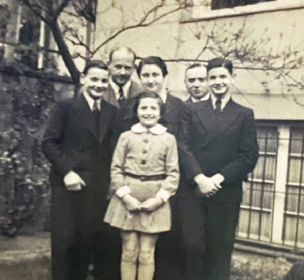 Vernon With His Father, Mother, Siblings And Uncle Ernest In 1935. This Is The Last Photograph Taken Of The Whole Family Together.